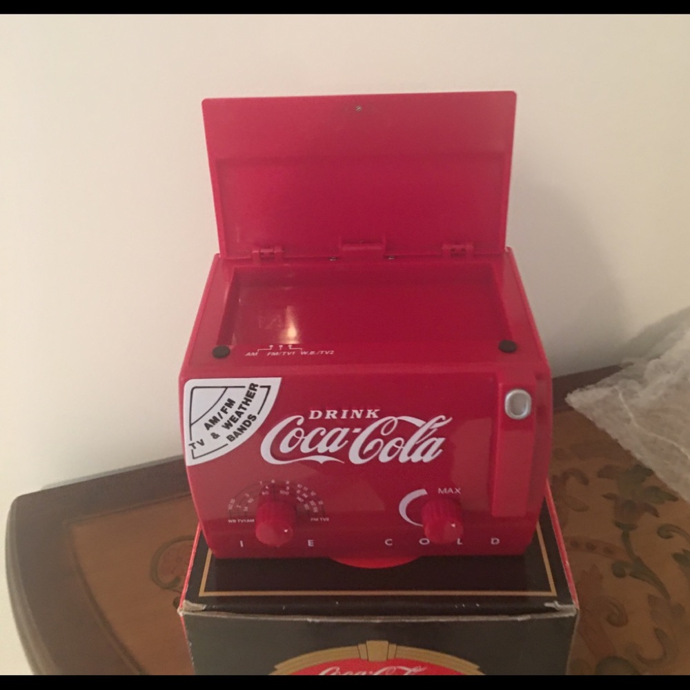 NIB Collectable Coca Cola Mini Cooler Radio
